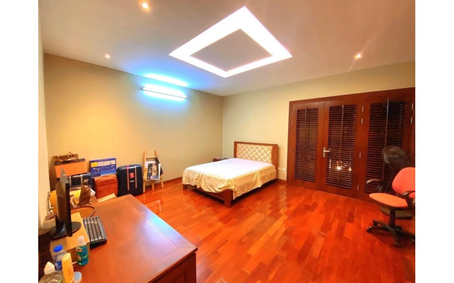 Bán gấp nhà phân lô Hoàng Quốc Việt, 98m, 3 Tầng, ô tô vào nhà, 13.5 Tỷ.